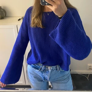 Stickad tröja - Jättefin stickad tröja i en blålila färg. Tröjan är i bra skick. Köparen står för frakten💕💕