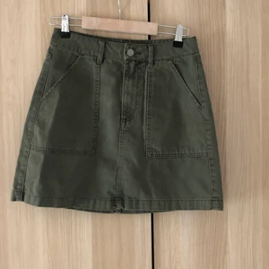 Khaki kjol - Khaki kjol från h&m i storlek 36. 