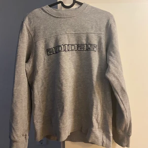 ADIDAS sweatshirt  - Säljer min fina vintage adidas sweatshirt då den är för kort i armarna för mig. Det är egentligen storlek 152 men stor i storlek. Passar en XXS/XS. Går att få fler bilder på/ mått. Kan mötas upp i Stockholm , vid frakt står köparen för betalning.