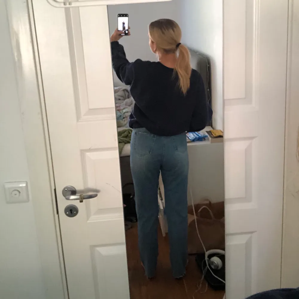 Sprillans nya jeans från missguided! Storlek 36 men skulle säga 36/38! . Jeans & Byxor.