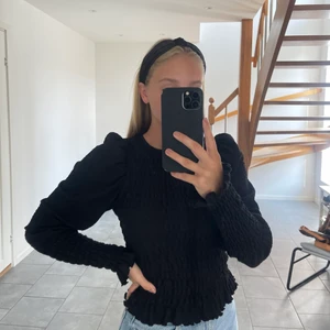 Svart tröja - Snygg tröja från Gina som kan användas både till vardag och fest, storlek M men passar en S också!!🖤🖤🖤🖤