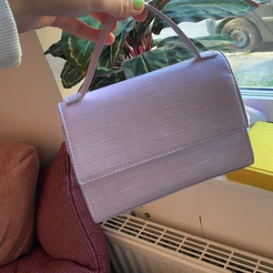 Jättefin lila väska i one size - Säljer nu denna splitternya väska, aldrig använd pga att jag har en liknande men perfket att ha utomlands eller bara som en detalj, finns även inuti väskan axelband så man kan ha den över axlarna också<33🥰😍💞
