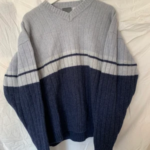 stickat tröja  - superfin och tjock stickad tröja! sitter som en M ungefär då jag råkat krympa den i tvätten ;/