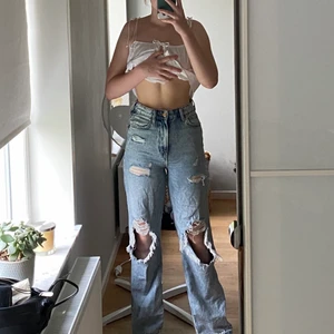 Blå håliga jeans - Sköna blå jeans med stora hål på knäna❣️