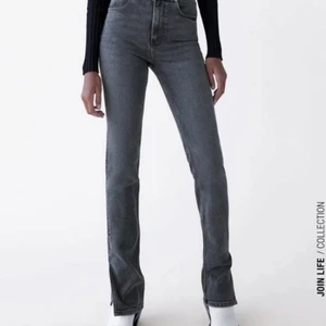 Jeans med slits  - Populära jeans med slits från Zara. Slutsålda⚡️. Skriv vid frågor eller funderingar om storlek, pris mm❤️🥰
