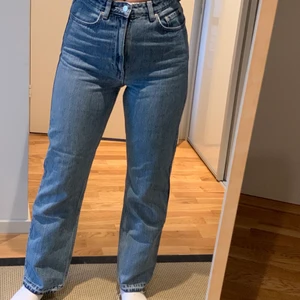 Weekday jeans - Jätte fina jeans i rowe modell. Använda några gånger. Sömmen vid fötterna har jag sprättat upp endast för att få dem längre.