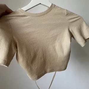 Monki topp - Säljer min fina beiga topp från monki med öppen rygg som ej kommer till användning. Den är i fint skick då den endast är testad! Storleken är xxs men den passar mig som vanligtvis är s/xs (materialet är strechit)