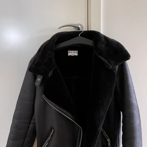 Jacka NA-KD - Säljer denna jacka som var en favorit förra vintern. Säljer denna pågrund av att den inte passar längre. Den är i ett väldigt bra skick och har andvänds ett få tal gånger.