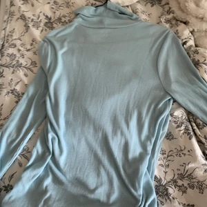blå tröja - jättefin blå tröja, lite svårt att få färgen på bild men den är en fin ljus blå färg i verkligheten. hör gärna av dig för fler bilder. egentligen storlek l men passar m med!😊