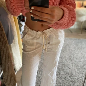 Roxy linnebyxor - Säljer dessa helt nya populära linnebyxor från Roxy i storlek S! Prislappen och allt är kvar. Jag är runt 1,70cm lång och byxorna går ner till mina fötter!! Buda och hör av er vid fler frågor!                                                                              KRAAAAM 💗🤍⚡️🤍🪐🪐⚡️💕