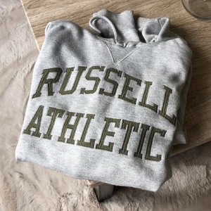 Grå hoodie  - En russel athletic hoodie, super fin och knappt använd. Buda i kommentarerna från 150kr!! ✨ frakt 66kr💕❤️💕