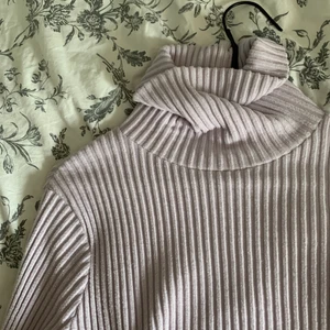 ljuslila tröja - jätte söt polo tröja köpt förra vintern på gina. sparsam använd så ser ut som ny och sitter jättefint på. har stretchigt materiel så passar både s/m.🥰