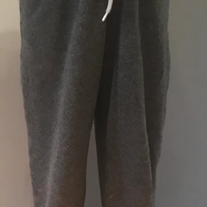 Hollister mjukis byxor  - Mörk gråa mjukis byxor från Hollister.säljer pga dom är förstora för mig. Dom har en liten emoji uppe vid midjan.och är i perfekt skick.köpte dom tillsammans med en kofta men har tyvärr bara kvar byxorna.😃