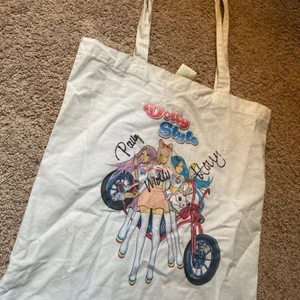 En dollystyle bag! <3 <3  - En dollystyle bag från deras konsert 🎶 signerad av dom 