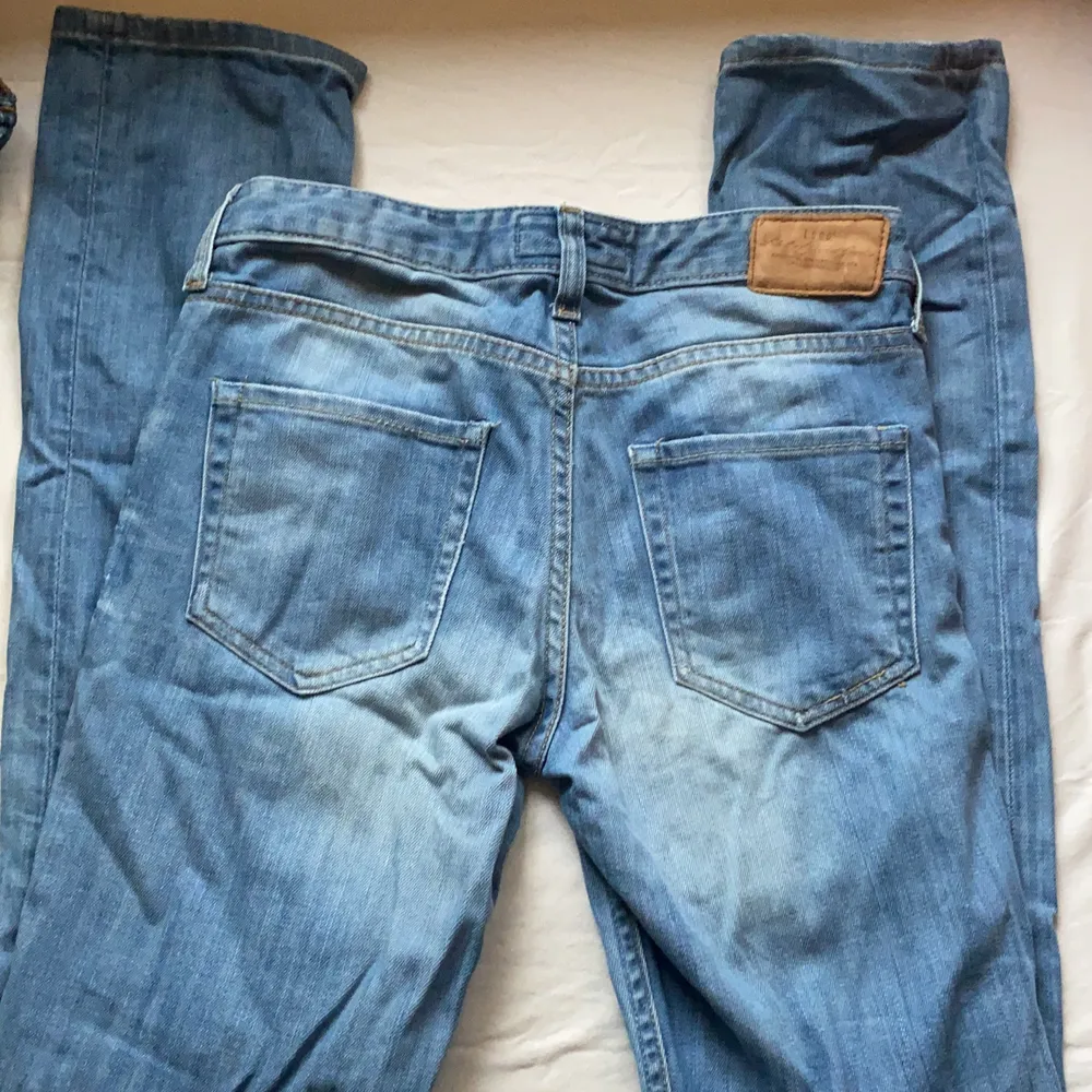 säljer dessa vintage logg jeans som inte används längre. Barnstorlek 158 men skulle nog passa XS/S (32/34/ kanske 36) Kontakta mig privat för mått! Köparen står för frakt. 💕. Jeans & Byxor.