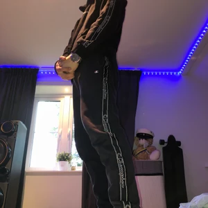 Champion mjukis dress - Luvtröjan är i M och byxorna i S men byxorna är stora för att vara S så passar mer som M. Knappt använda för fick i present tyvärr inte helt min stil så därför blir de sälj, tyget andas bra perfekt för å dra och gymma med. Original pris för båda två är 950kr, Priset nu är 500 men kan röra mig neråt i pris vid snabb affär👍🏼