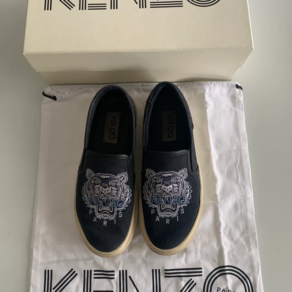 Säljer dessa kenzo skor då jag inte får användning av de. Köptes för 1800 men säljer för 800. Box, kvitto och dustbag medföljer. Pris kan diskuteras!. Skor.