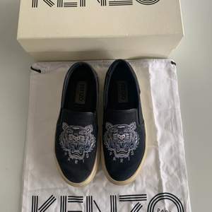 Säljer dessa kenzo skor då jag inte får användning av de. Köptes för 1800 men säljer för 800. Box, kvitto och dustbag medföljer. Pris kan diskuteras!