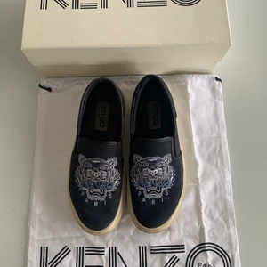 Kenzo  - Säljer dessa kenzo skor då jag inte får användning av de. Köptes för 1800 men säljer för 800. Box, kvitto och dustbag medföljer. Pris kan diskuteras!