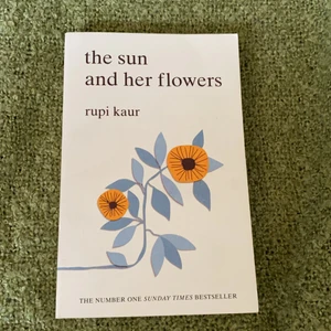 The Sun And Her Flowers - Säljer pga att jag har läst den och vill ha mer plats! Är på engelska.