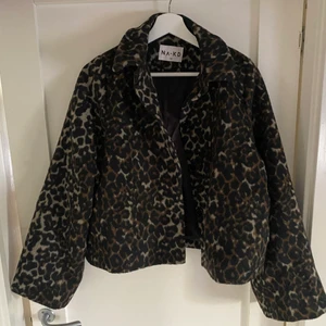 NA-KD Leopard jacka  - Säljer min jacka, storlek 38. Använd 1 gång.