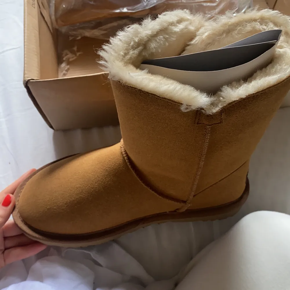 Helt oanvända uggs i stl 38, haft de nedpackade i kartongen länge så kan därav inte returnera de, kom med bud vid intresse, vill bli av med så fort som möjligt pga flytt så buda vad som helst! 🤗 nypris 2450kr ❌bud: 570kr❌ . Skor.