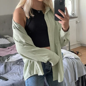 Grön skjortjacka  - En grön/ljusgrön ”Manchester” jacka från h&m som är oversized och tunn. Använd en gång då jag inte passar i den färgen. (Köparen står för frakten!)