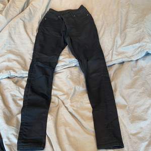 Svarta jeans från Cheap Monday. Strl 24/25, passar xs. 