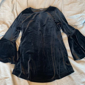 Svart topp - Svart topp i sammet från SisterS. Strl. Xs