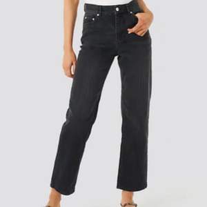 Så fina jeans från NA-KD i helt perfekt wash!              Kvalitén är som ny                                              Originalpris: 399                                                                    köparen står för frakten 🌼