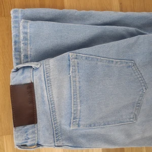 Vida Jeans - Säljer då de tyvärr inte kommer till användning längre.        Helt perfekt vida och högmidjade!                                    Originalpris: 499 kr.                                                                    Köparen står för frakten 🌼       