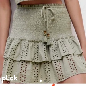 Grön zara kjol - Säljer denna helt oanvända gröna kjol eftersom jag har en nästan likadan😅