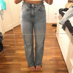 Raka jeans  - Blåa jenas från Gina Tricot som bara är någon veckan gamla, använda ca 2 gånger och inte tvättade en gång. Dem är jättefina men tyvärr känner jag inte att vill behålla dem. Min syster på bilderna.