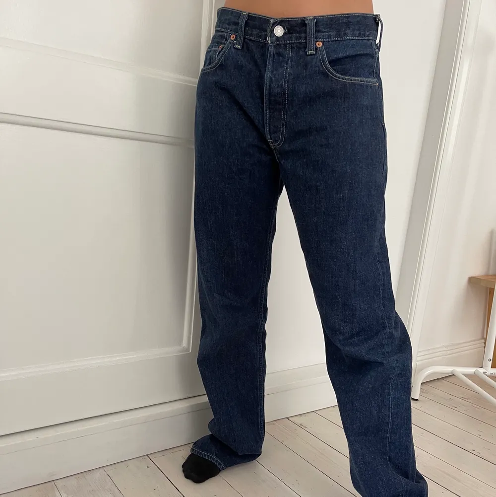Så coola och unika vintage Levis jeans!!😍Är en vintage storlek 32x34 så skulle uppskatta att dem passar 28x34. Modellen är 165cm lång. Bara att skriva vid frågor:). Jeans & Byxor.