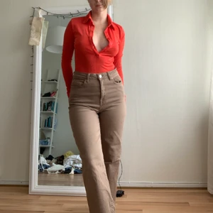 Bruna jeans - Skitsnygga bruna jeans i storlek XS men passar upp till en M då de är stretchiga. Ett måste till hösten❤️‍🔥