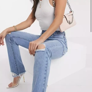 Slitna raka jeans - Raka jeans från missguided i storlek 38. Sitter perfekt på mig som är 173/174. Köpta på asos