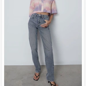 Zara jeans - Säljer mina supersnygga och trendiga zara jeans som är mid rise/lågmidjade😝 Helt slutsålda på hemsidan och använda en enda gång, så i nyskick!🤩 Säljer pga att dom är lite för tighta på mig som vanligtvis har strl 38 i zara jeans❤️