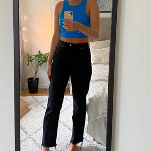 Jeans  - Säljer dessa svarta jeans från NA-KD. Jag är cirka 172 cm. Supersköna!😍 Köparen står för frakt. 
