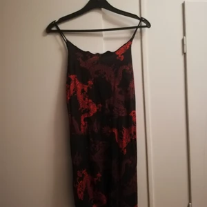 Klänning från Shein  - Klänning, aldrig använd. Något tunnt material men ej genomskinlig 