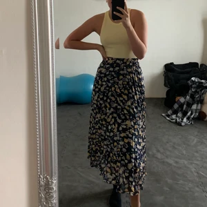 Kjol från Monki - Fin långkjol från Monki i storlek XS. Väldigt fint mönster och jag tycker verkligen om den. Den är i väldigt bra skick och är inte använd särkilt mycket, ingen aning om varför. Nypris: 300kr