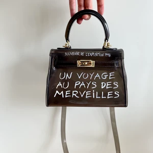 Un Voyage Au Pays Des Merveilles - Väskan är i nyskick och inköpt för ca 500kr i en butik i Danmark (kommer tyvärr inte ihåg vilken).