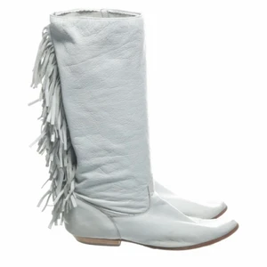 Cowboyboots  - Säljer dessa fina cowboyboots i vitt skinn som jag nyligen köpte på sellpy men desvärre va försmå för mig😩 dom är ascoola perfekt t fest tex. Fint skick och inga defekter. Storlek 38 samt höga till halva vaden/strax under knät. Skriv vid frågor eller funderingar. Jag köpte dom på sellpy för 400kr ❤️‍🔥 har fler egna bilder! Högsta bud 260kr