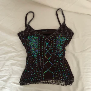 Brunt linne med paljetter  - BUD ENDAST GILTIGT OM MAN ÄVEN SKRIVIT PRIVAT! Unikt brunt linne med massa pärlor och paljetter. Visas på storlek s. Gott defetfritt skick. Köpare står för frakt. Bilder på finns på tidigare annonser på min profil. Finns massa fler liknande linnen på min sida!! KÖP DIREKT FÖR 200kr + frakt! 
