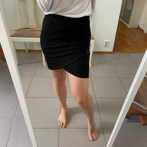 Superskön kjol från Gina Tricot i storlek S. Nyskick utan anmärkningar