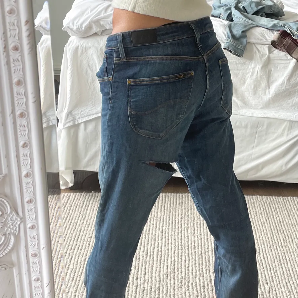 Super snygga lågmidjade LEE jeans med slits där bak. 3 för 2 på allt!!! . Jeans & Byxor.