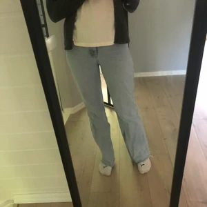 Ljusblå zara jeans - Sälje dessa ljusblå zara jeans som är helt slutsålda❤️ storlek 36