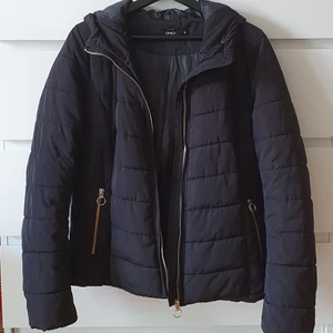 Svart jacka  - En svart Vinterjacka från märket ONLY. Jackan är i bra skick, men har blivit lagad 2 gånger (lagningarna syns inte). 