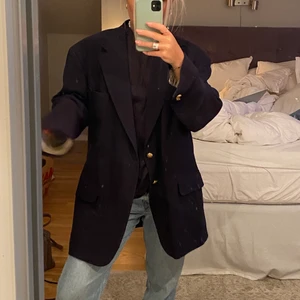 Mörkblå kavaj  - Mörkblå kavaj, vintage, med guldiga knappar