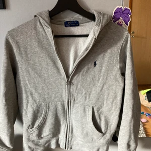 Ralph Lauren hoodie - En jättesnygg blixtlås hoodie men som tyvär är för liten….( även liten i storlek )