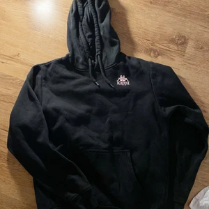 Hoodie - Svart Hoodie från märket KAPPA med superfina rosa detaljer 💘 storlek S, nytt skick!